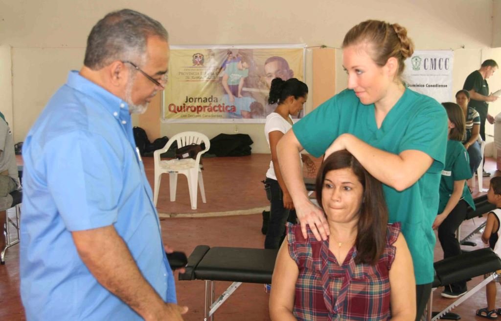 Los doctores quiroprácticos atienden los pacientes de la comunidad de Ortega